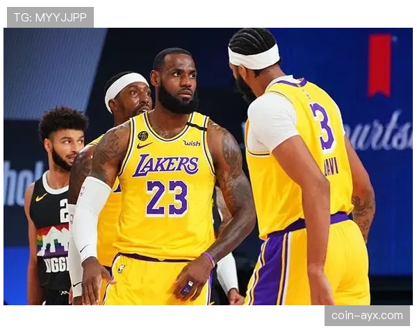 格兰特·希尔突破制造错位助力球队关键时刻提升进攻效率