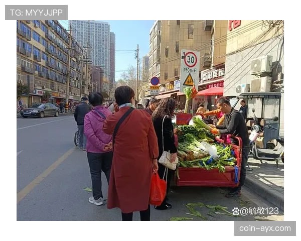 张琳芃菜市场拎着名牌袋子，那画面把我笑抽了