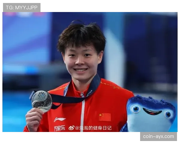 陈艺文刚下车那一刻像走红毯，手里拎着外卖袋——这反差也太好笑了